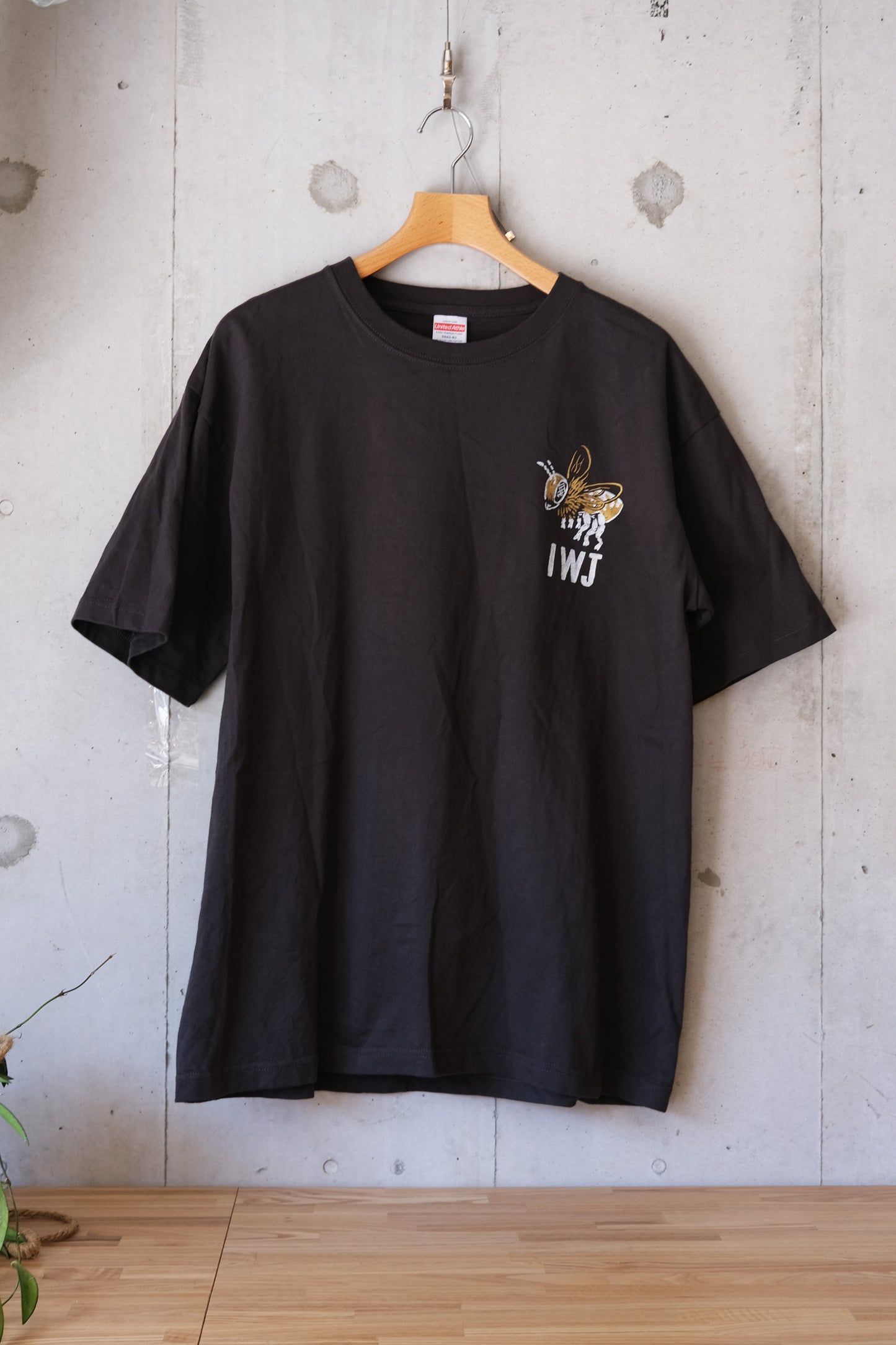 ミツバチと萩石見空港 Tシャツ | Masuda Sukajan Graphics【納期2週間】